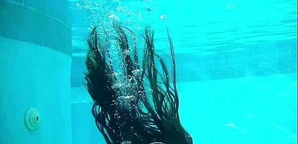  Nora Shmandora underwater dildo action